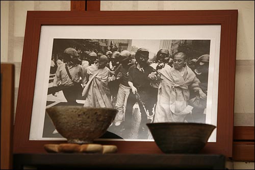 87년 6월 20일 서울 조계사앞에서 열린 6월 항쟁 집회 당시 최루탄을 쏘며 진압에 나선 백골단에 끌려가는 명진 스님(오른쪽).