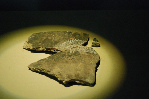 창녕 비봉리 패총에서 발견된 것으로서 신석기시대 수렵 대상이었던 멧돼지가 그려져 있다