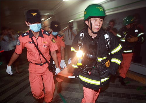 최근 10년간 한국 소방관들의 직업성 손상으로 인한 사망률은 미국의 3배이며 산재보상시스템과 공상처리에 큰 문제가 있는 것으로 나타났다. 사진은 작년 9월 서울에서 지하철 재난대비 종합훈련을 벌이고 있는 119구조대원들.