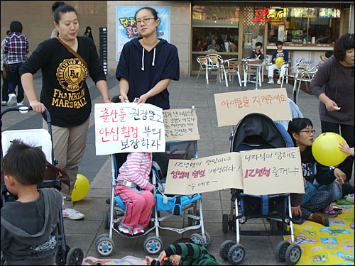 네이버 카페 ‘수원예쁜엄마모임’ 회원들이 10일 오후 4시부터 수원역 남측 광장에서 아동 성폭행범인 ‘조두순 규탄 및 형법 개정 촉구’를 위한 침묵시위를 벌이고 있다.

