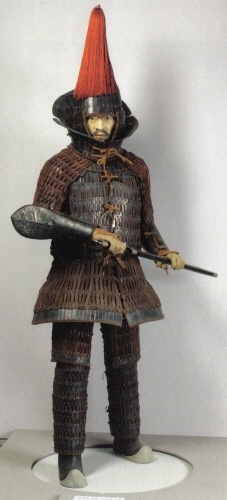 국립중앙박물관에 전시되어 있는 가야 무사의 복원 모습. 5세기 이후의 모습으로 이때는 주로 찰갑을 이용하여 무장하였다