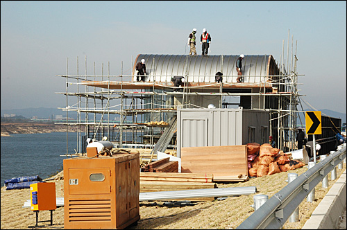 4대강정비사업으로 낙동강 18공구인 함안보를 볼 수 있는 전망대 공사가 한창이다.