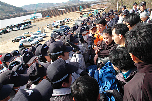 20일 오전 환경.농민단체들이 4대강정비사업의 낙동강 18공구 함안보 공사 현장 입구에서 농성을 벌이기 위해 천막을 옮기려 하자 경찰이 막으면서 몸싸움이 벌어졌다.