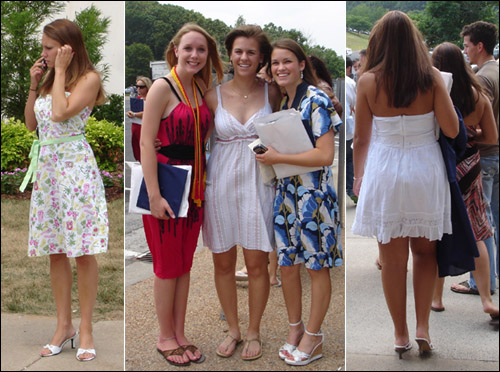 졸업식을 마친 뒤 졸업 가운을 벗은 미국 여고생들. 두발 규제가 없어 머리 모양을 자유롭게 할 수 있다.