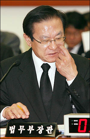 이귀남 법무부 장관이 4월 27일 국회 법사위 전체회의에서 '스폰서 검사' 파문과 관련한 질의를 받고 곤혹스런 표정을 짓고 있다.