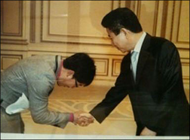 방송인 김제동씨가 24일 자신의 트위터에 고 노무현 전 대통령과 추억이 담긴, 악수를 하는 사진을 올렸다. (출처 - 김제동 트위터)