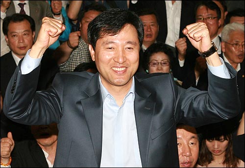  재선에 성공한 오세훈 서울시장이 3일 오전 서울 중구 프레스센터 선거사무실에서 지지자들의 환호를 받으며 두 주먹을 불끈 쥐어 보이고 있다.