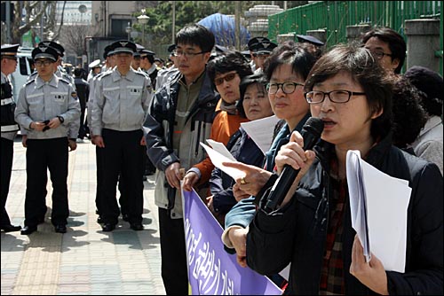 지난 4월 5일 경찰청 앞에서 열린 2009년 하반기 감청 실태 기자회견에서 장여경 진보네트워크 활동가가 경찰의 '기지국 수사'를 비판하고 있다. 