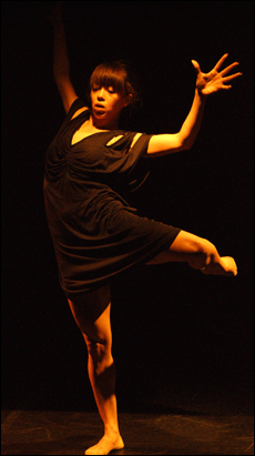 일본 안무가인 다나카 에미리씨의 공연 모습. 2008년 요코하마 경쟁에서 최우수상을 수상한 바 있는 젊은 안무가이다. 