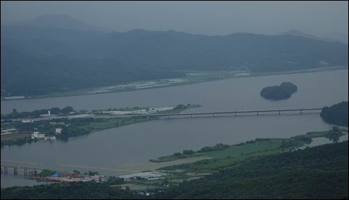 남한강과 북한강이 만나 한강이 되는 양평의 두물머리 지역. 지금 이곳엔 아픔이 가득합니다. 