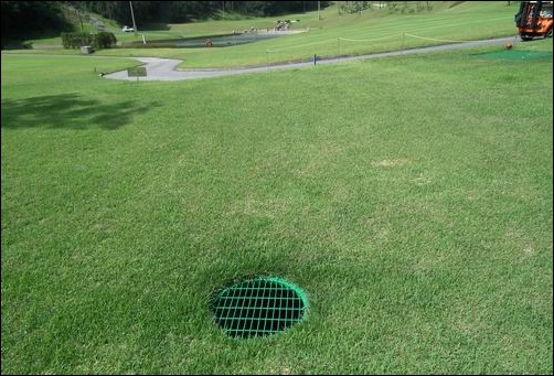 골프장은 많은 농약 사용으로 주변의 수질을 악화시키고, 물을 머금지 못하는 잔디는 집중호우에 홍수를 일으키기도 합니다. 골프장 잔디밭에 물을 빼내기 위한 하수관 모습입니다. 