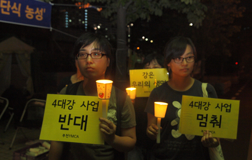 김기현 부천YMCA 단식농성을 지지하기 위해  부천YMCA회원들이 단식현장을 찾아와 촛불을 밝히고 있다