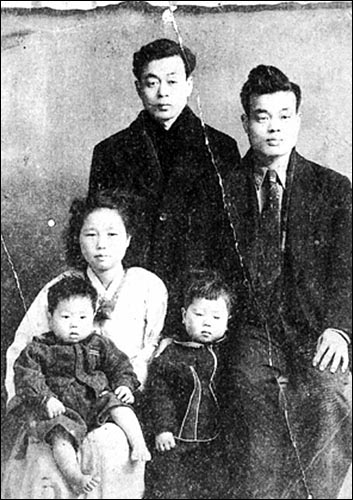  ▲ 이소선 가족사진 (맨 왼쪽이 이소선, 가운데 어린이가 전태일).     ⓒ 전태일재단     