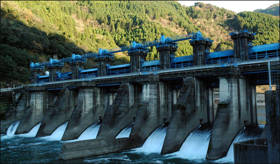 일본 최초로 댐 철거를 앞두고 수문을 완전개방하고 있는 아라세댐
