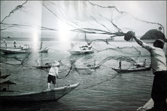 댐을 건설하기 이전 구마강 유역에서 은어잡이를 하고 있는 어민들. 주민들은 은어가 다시 강을 거슬러 오르는 강재건을 꿈꾸고 있다. (사진은 일본의 한 사진첩에 실린 장면)