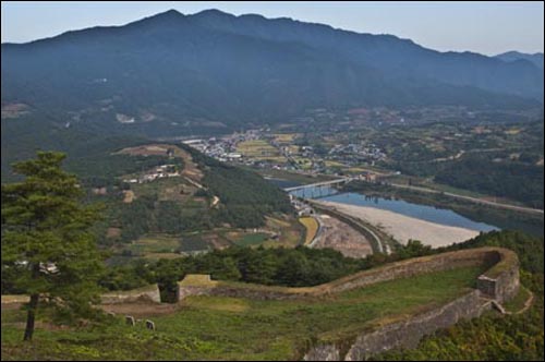 남한강이 보이는 온달산성. 충북 단양군 영춘면 하리 산67에 있다. 온달이 이 성을 쌓았다는 이야기가 전해지고 있다. 
