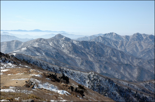 향적봉에서 바라본 남덕유산(오른쪽  높은 봉우리). 중간 왼쪽 멀리 진하게 보이는 봉우리가 지리산 반야봉이다.