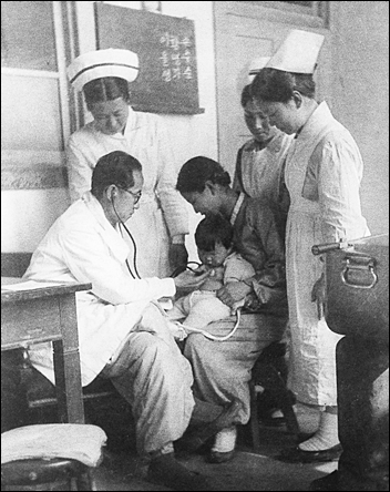 환자를 진료하는 쌍천(1952년). 의사가 청진기로 진찰만 해도 병이 치료된 것으로 알았던 시절이었지요.   

