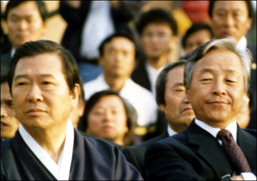 1987년 10월 25일 고려대 운동장에서 열린 한 집회에 참석한 두 사람의 시선이 당시의 갈등을 잘 보여주고 있다.