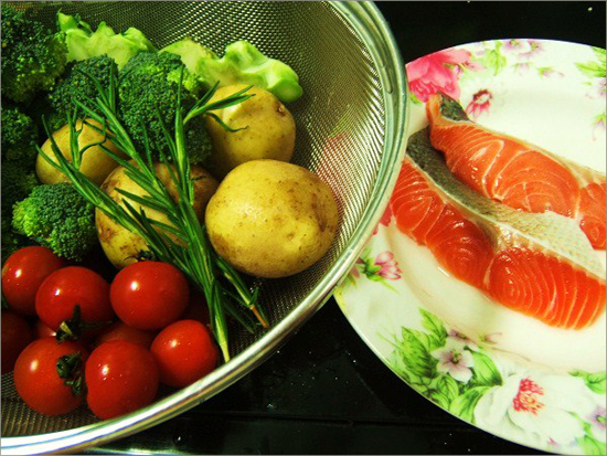 집에 있는 야채를 이용하고 송어를 먹기좋은 크기로 적당히 준비한다