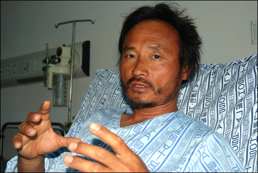 6월 21일, 병실에 누워있는 송강호씨를 만났다. 그는 지난 10년간 '(사)개척자들'의 일원으로 국제분쟁지역을 돌아다니며 전쟁 난민을 돕는 활동을 해왔다.
