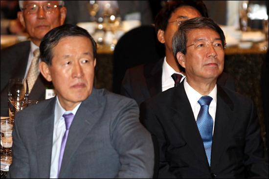 지난 13일 서울 여의도 63빌딩에서 열린 중소기업경영자문봉사단 발족 7주년 기념식에 허창수 전경련 회장과 정운찬 동반성장위원장(오른쪽)이 함께 참석했다.
