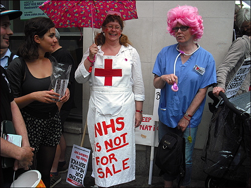 NHS 축소 반대 시위에 참가한 영국인들.