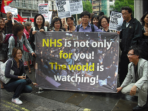 시민건강증진연구소에서 주관한 '대안의료 탐방①-영국 국가보건서비스' 프로그램의 일환으로 런던을 방문한 한국의 보건 의료 전문가들.