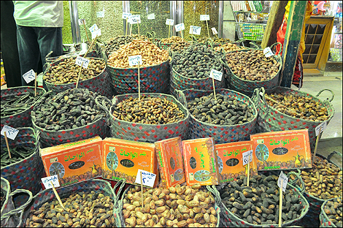 라마단 기간에 많이 먹는 대추야자와 견과류들.