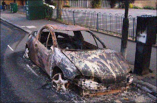 런던의 루이샴 지역에서 폭도들에 의해 불탄 자동차.
