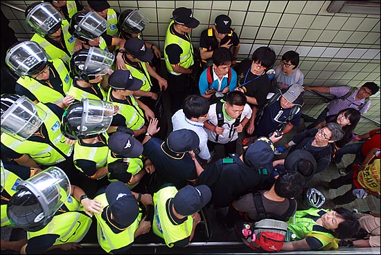 '4차 희망버스' 둘째날인 28일 오전 서울 서대문구 무악재역 출구에서 희망버스 참가자들이 인왕산으로 올라가기 위해 이동하자, 경찰들이 이를 막고 있다.