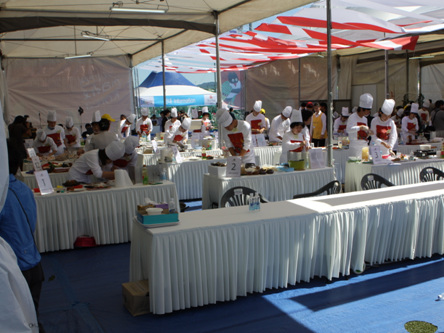 남양주시 체육문화센터 슬로푸드마당에서 제17차 세계유기농대회와 함께 열린 2011 슬로푸드 요리경연대회.