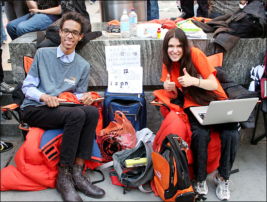 지난 8일 뉴욕 맨해튼 5번가 애플스토어 앞에서 만난 제시카 멜로(26.오른쪽)와 키넨 탐슨(21)은 '아이폰4S'를 제일 먼저 구입하기 위해 12일째 애플스토어 옆에서 노숙 중이었다. 그들은 스티브 잡스를 추모하기 위해 특별한 선물을 준비 중이라고 말했다.