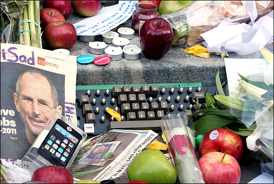 스티브 잡스의 죽음을 기리기 위한 추모객들은 뉴욕 맨해튼 5번가 애플스토어를 찾아와 그의 부고가 실린 신문, 장미와 국화, 촛불, 애플의 상징인 사과, 아이폰 포장지 등을 놓고 갔다. 특히 "스티브 잡스, 고맙습니다"라는 문구가 새겨진 컴퓨터 자판이 눈에 띤다.