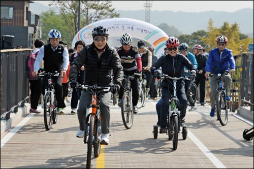 지난 8일 이명박 대통령이 4대강사업 축하를 위해 남한강에서 부인 김윤옥씨와 함께 자전거를 타고 있습니다. 