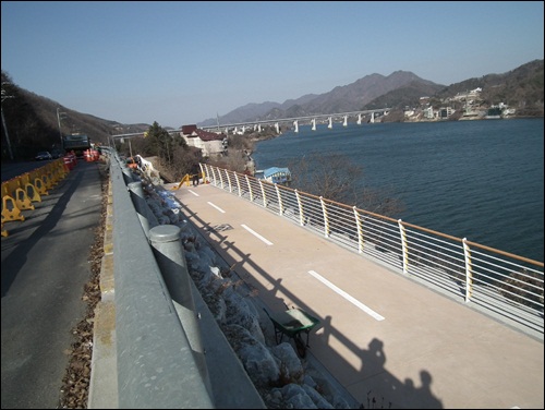 붉은 색 시멘트 포장길과 멋진 난간으로 완성된 MB표 한강변 자전거도로입니다. 