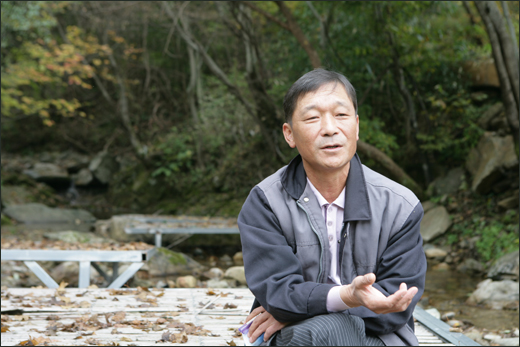 김규환 씨가 백아산 계곡에 놓인 평상에 앉아 자신의 귀농 이야기를 들려주고 있다. 