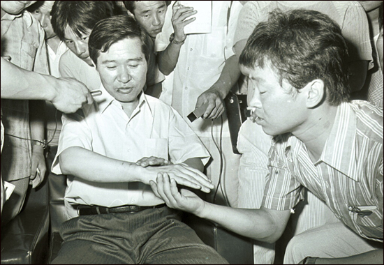 1973년 8월 14일 김대중이 동교동 자택에서 납치사건에 대한 회견을 하고 있다.