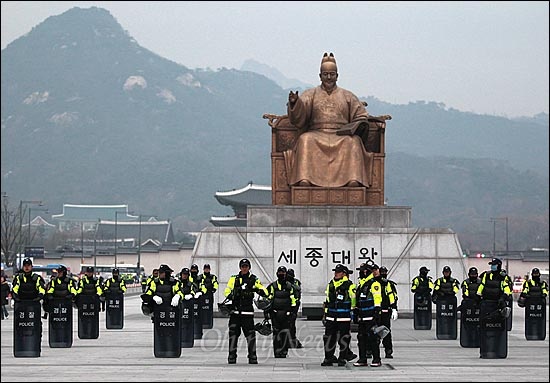 '한미FTA 비준안 날치기 무효 범국민촛불대회'가 열릴 예정인 26일 오후 서울광화문광장에 수많은 경찰병력이 광장을 에워싸고 있다.