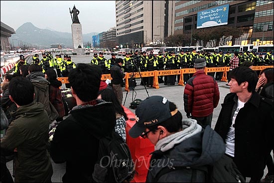 '한미FTA 비준안 날치기 무효 범국민촛불대회'가 열릴 예정인 26일 오후 서울광화문광장에 수많은 경찰병력이 광장을 에워싸고 출입을 통제하고 있다.