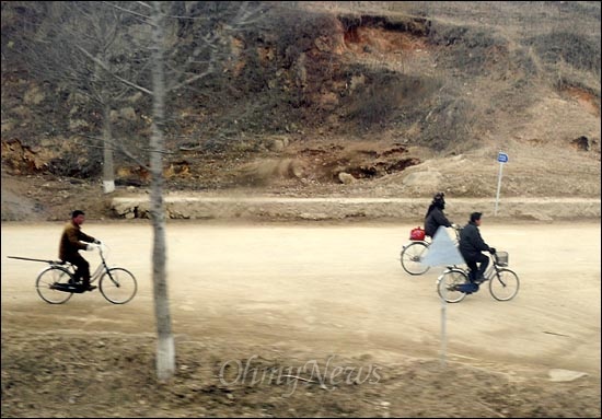자전거를 타고 가는 북한 주민들.