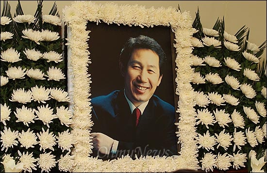 고 김근태 민주통합당 상임고문이 64세로 별세한 가운데, 30일 오전 서울 종로구 서울대병원 장례식장에 마련된 빈소에 영정사진이 놓여져 있다.