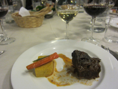 국제 슬로푸드 협회에서 예약해준 식당 Albergo Dell'agenzia의 디너와 지역에서 생산된 와인. 