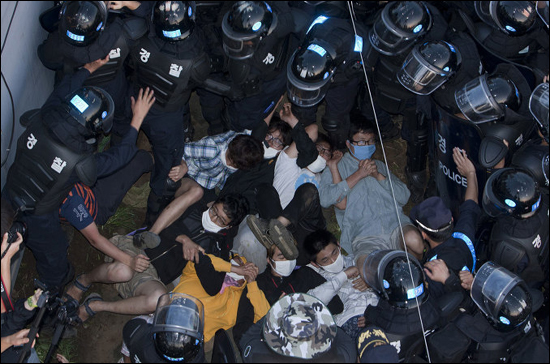 제주 강정마을 해군기지를 반대하는 주민들을 경찰이 강제 해산시키고 있다. < Jam Docu 강정>의 한 장면 
