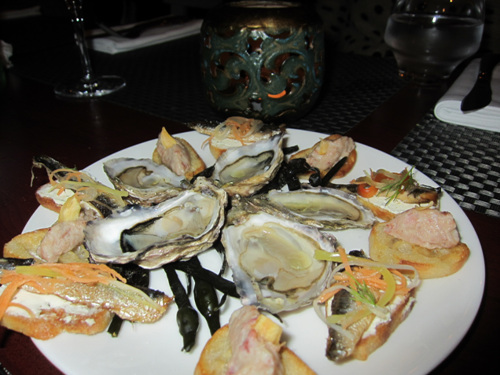 Barjus Restaurant에서 먹은 싱싱한 해산물을 사용한 전채요리. 생굴과 생선 카나페가 나왔다. 