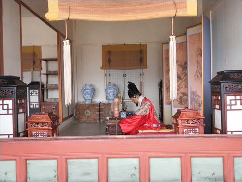 궁궐에 갇힌 왕의 모습. 사진은 정조 임금의 모습을 형상화한 밀랍인형. 경기도 수원시 화성행궁 소재. 
