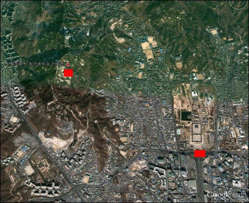인왕산과 경복궁. 2개의 빨간 사각형 중에서 왼쪽은 인왕산, 오른쪽은 경복궁. 
