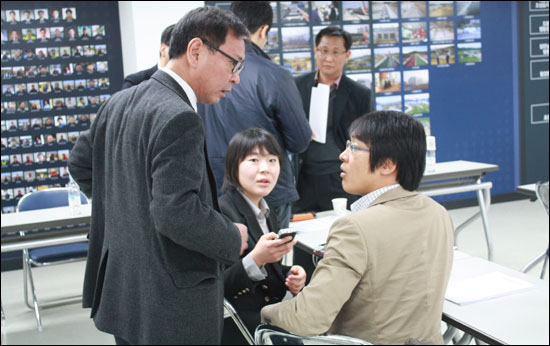 인기환(왼쪽) 하천국장이 양흥모(오른쪽) 처장에게 기자회견장에서 환경단체가 참석하고 질문을 한 것에 대해 항의하고 있다.