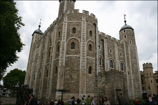 런던 타워의 중심 건물로 건립 당시에는 런던에서 가장 높은 건축물이었다.

