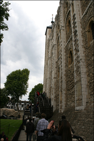 외벽에 만들어 놓은 목제 계단을 통해 화이트 타워에 들어설 수 있다.
